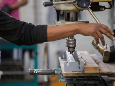 Fabrikada kullanılan matkap matkabının görüntüsünü kapat