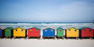 Cape Town Güney Afrika 'daki Muizenberg Sahili' ndeki renkli plaj kulübelerinin geniş açılı görüntüsü.