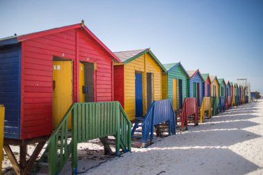 Cape Town Güney Afrika 'daki Muizenberg Sahili' ndeki renkli plaj kulübelerinin geniş açılı görüntüsü.