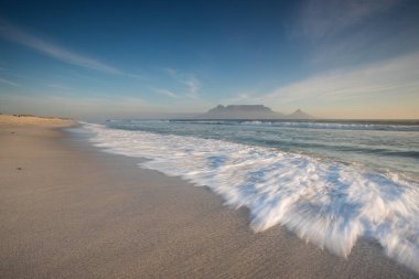 Dünyanın doğal yedi harikasından biri olan Masa Dağı 'nın geniş açılı manzarası Cape Town Güney Afrika' daki Blouberg Sahili 'nden görülmektedir.
