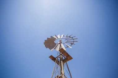 Güney Afrika 'nın batısındaki Karoo' da bir yel değirmeni manzarası.