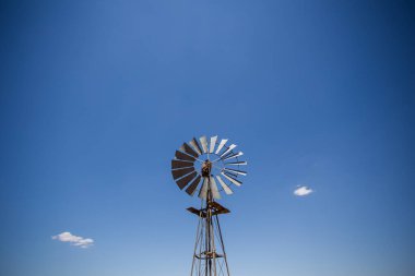 Güney Afrika 'nın batısındaki Karoo' da bir yel değirmeni manzarası.