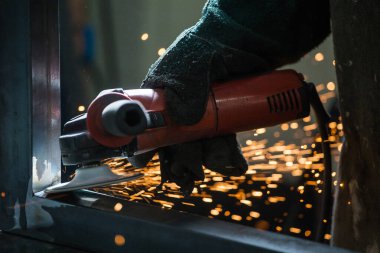 Açı öğütücüyle çalışan bir sanayi işçisinin görüntüsünü kapat