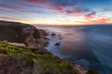 Güney Afrika 'nın Bahçe rotasındaki Mosselbay uçurumundan gün doğumu
