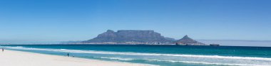 Dünyanın doğal yedi harikasından biri olan Masa Dağı 'nın geniş açılı manzarası Cape Town Güney Afrika' daki Blouberg Sahili 'nden görülmektedir.