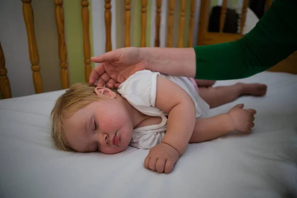 Close Afbeelding Van Een Peuter Meisje Slapen Een Wieg — Stockfoto