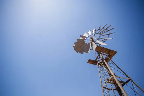 Güney Afrika Nın Batısındaki Karoo Bir Yel Değirmeni Manzarası — Stok fotoğraf