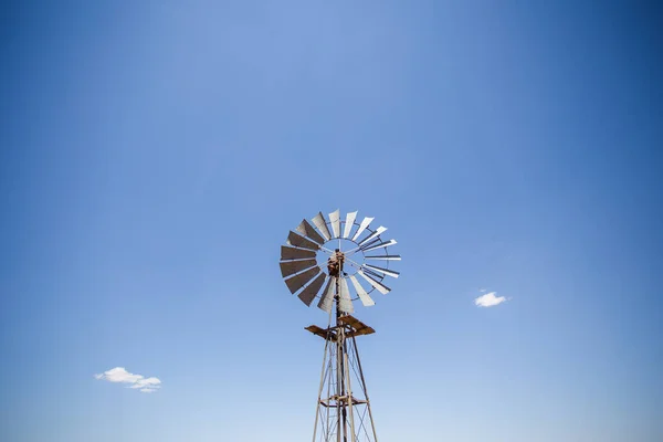 가까이 아프리카 제도에 바람막이 풍차의 — 스톡 사진
