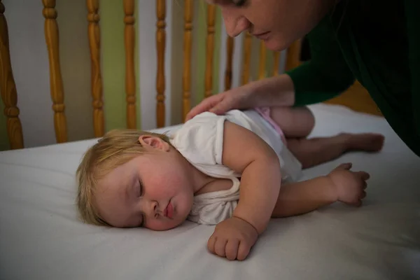 Karyolada Uyuyan Küçük Bir Kızın Yakın Plan Görüntüsü — Stok fotoğraf
