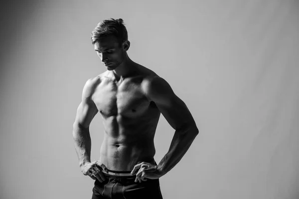Stüdyoda Vücudunu Esneten Bir Erkek Fitness Modelinin Yakın Plan Görüntüsü — Stok fotoğraf