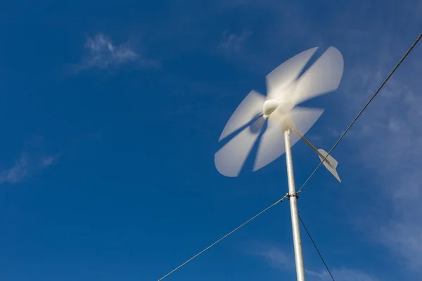 Nahaufnahme Einer Sich Drehenden Windkraftanlage Beim Laden Von Batterien Einer — Stockfoto