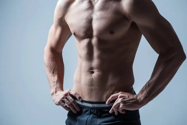 Imagem Perto Modelo Fitness Masculino Flexionando Seu Corpo Estúdio — Fotografia de Stock