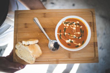 Bir gurme restoranında servis edilen çarpıcı bir domates çorbasının yakın plan resmi.