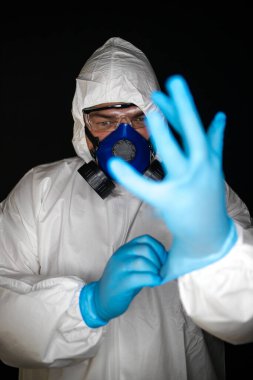 Tehlikeli virüsler için aşılarla çalışan koruyucu giysiler ve maskeler giyen bir sağlık çalışanının portre resmini kapatın.