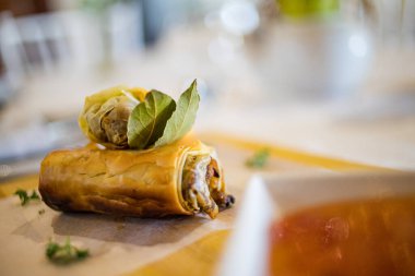 Restoranda servis edilen bir böreğin yakın plan görüntüsü.