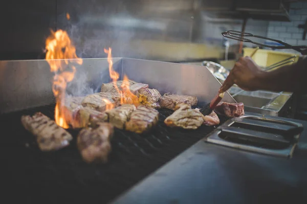 Imagens Perto Bifes Sendo Grelhados Com Perfeição Restaurante Gourmet — Fotografia de Stock