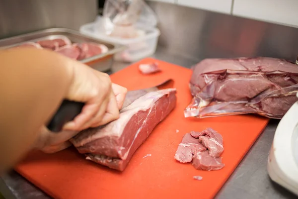 Steak Mentah Restoran Sebelum Dipanggang — Stok Foto