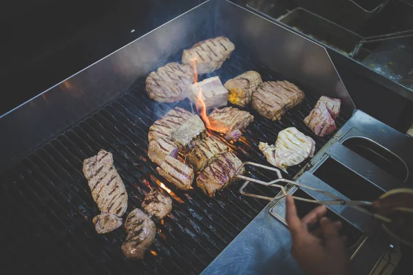 Imagens Perto Bifes Sendo Grelhados Com Perfeição Restaurante Gourmet — Fotografia de Stock