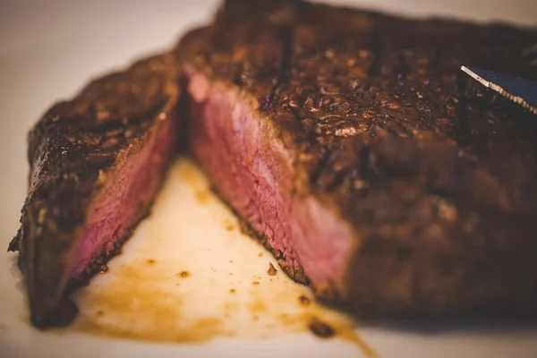 Nahaufnahme Eines Saftigen Steaks Einem Gourmetrestaurant — Stockfoto