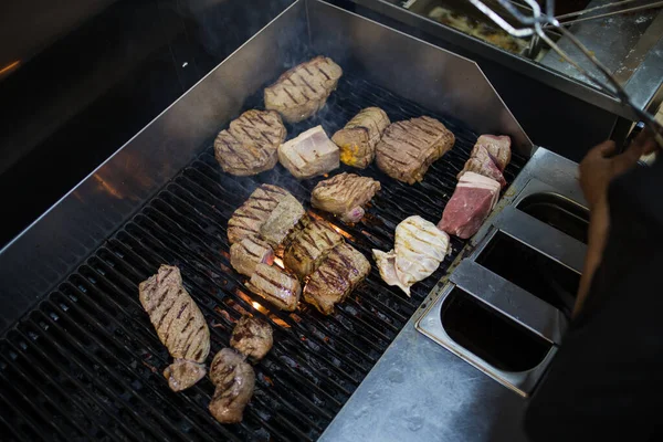 Bir Gurme Restoranında Izgarada Pişen Bifteklerin Resimlerini Kapatın — Stok fotoğraf