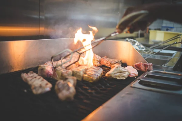 Imagens Perto Bifes Sendo Grelhados Com Perfeição Restaurante Gourmet — Fotografia de Stock