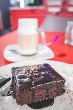 Lokantada çöl olarak servis edilen çikolatalı kekin yakın plan görüntüsü.