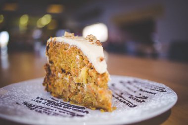 Lezzetli bir havuçlu keki yakından çek. Yeni pişmiş.