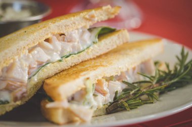 Restorandaki gurme sandviçlerin resmini kapat.