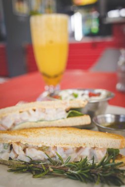 Restorandaki gurme sandviçlerin resmini kapat.