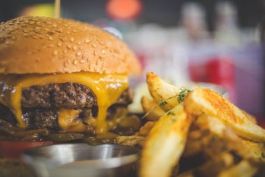 Gurme restoranındaki gurme hamburgerin resmini kapat.