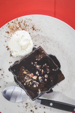Lokantada çöl olarak servis edilen çikolatalı kekin yakın plan görüntüsü.