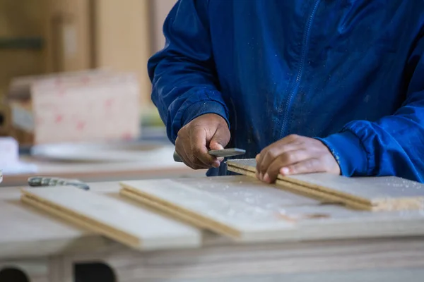 Image Rapprochée Menuisier Utilisant Routeur Dans Une Usine Fabrication Meubles — Photo