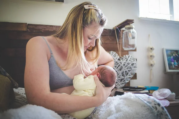 Close Lifestyle Image Mother Breastfeeding Here New Born Baby Home — Stock Photo, Image