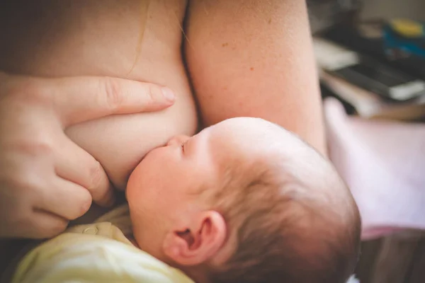 Close Lifestyle Image Mother Breastfeeding Here New Born Baby Home — Stock Photo, Image