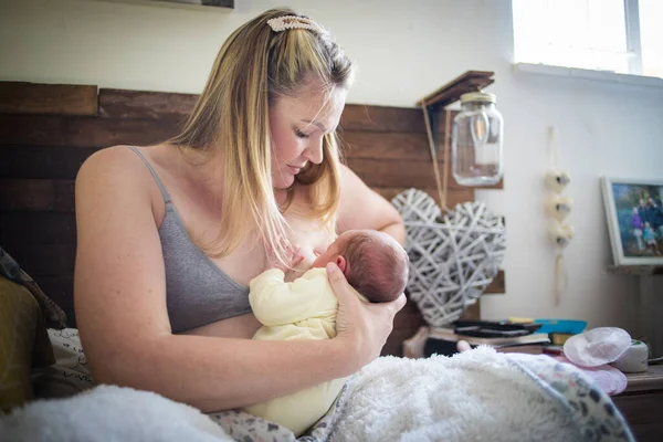 Close Lifestyle Image Mother Breastfeeding Here New Born Baby Home — Stock Photo, Image