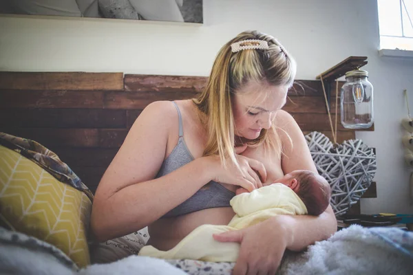 Close Lifestyle Image Mother Breastfeeding Here New Born Baby Home — Stock Photo, Image