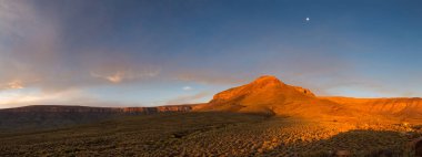 Güney Afrika 'nın Kuzey Cape Eyaleti' ndeki Tankwa Karoo ovaları üzerinde geniş açı görüşü