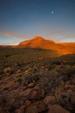 Güney Afrika 'nın Kuzey Cape Eyaleti' ndeki Tankwa Karoo ovaları üzerinde geniş açı görüşü