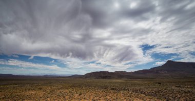 Güney Afrika 'nın Kuzey Cape Eyaleti' ndeki Tankwa Karoo ovalarının geniş açılı görüntüsü