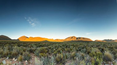 Güney Afrika 'nın batısındaki Twinsrivier' in hemen dışındaki karoo ovalarının geniş açılı panoramik manzarası.