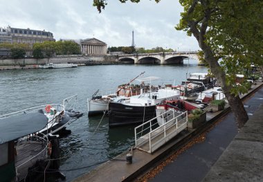 Seine nehri. Quai des Tuileries 'den Palais de Bourbon' a ve Pont de la Concorde, Paris, Fransa, Eylül 2019
