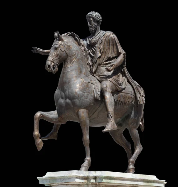 マーカス アウレリウス像 イタリア ローマのカピトリーヌ広場にあり 黒に囲まれている — ストック写真