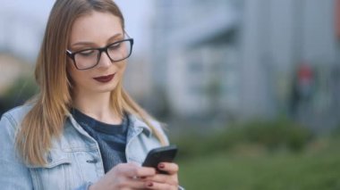 akıllı telefon açık kullanan kadın