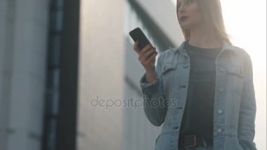 Smartphone açık kullanan kadın