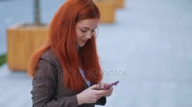 telefon kullanan kırmızı baş kadın