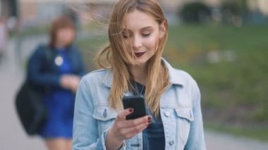 kadın mesaj yolu ile smartphone Park