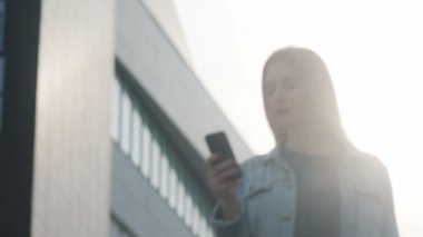 Smartphone açık kullanan kadın