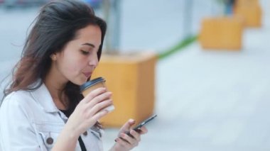 Kahve içme ve telefonunuzun ve kadın