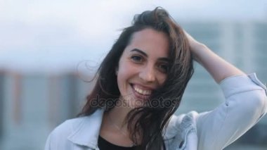 genç bir kadın açık poz