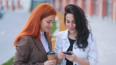 söz ve smartphone kullanarak arkadaşlar